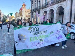 Integrantes da Red ddeser em manifestação em frente ao Congresso Estadual do Estado do México. / Crédito: Arquivo Histórico Equidad de Género A.C. 